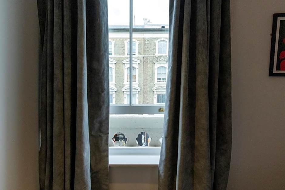 THE KNIGHT OF NOTTINGHILL