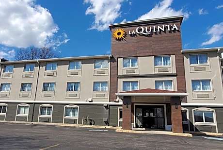 La Quinta Inn & Suites by Wyndham Indianapolis North At Pyramids