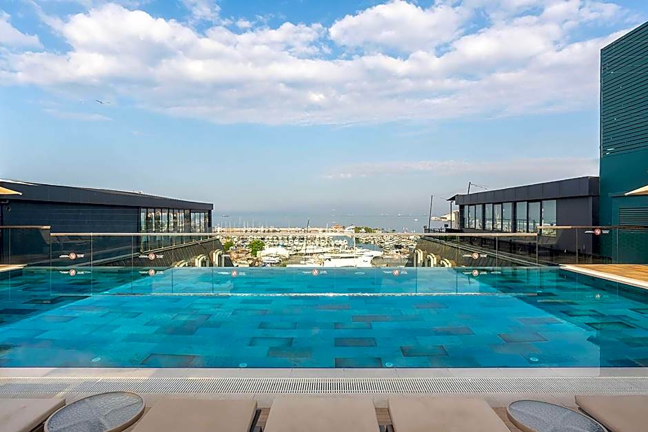 Wyndham Grand Istanbul Kalamis Marina Hotel