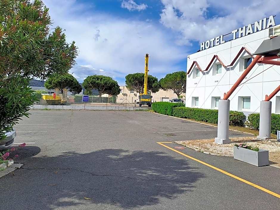 HOTEL THANIA