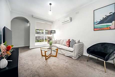 Ultra-convenient 2 Bedroom Gem at Chadstone