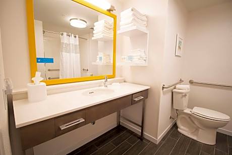 2 Queens Hearing Accessible Nonsmoking