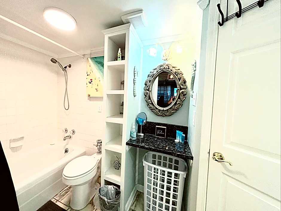 COUPLES GETAWAY, HONEYMOON SWEET, Perfectly Cozy Beach Front Condo with kitchen, pool, free parking,CHECK-IN AT DOOR