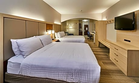 Queen Suite with Two Queen Beds and Communication Accessible Tub