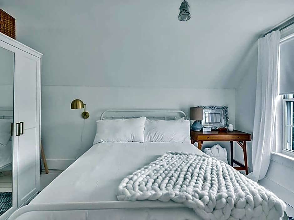 The Gem - Beautiful farmhouse with hot tub