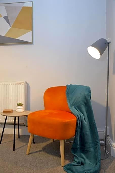 Salisbury - New 3br home, wifi, parking, sleeps 6, near Liverpool city centre