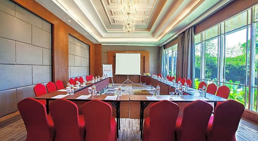 Ramada Suites By Wyndham Solo