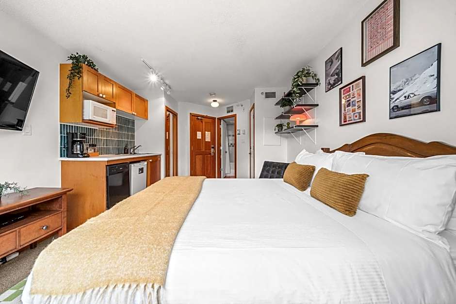 Mid Century Modern - Studio w Pool & Hot Tub