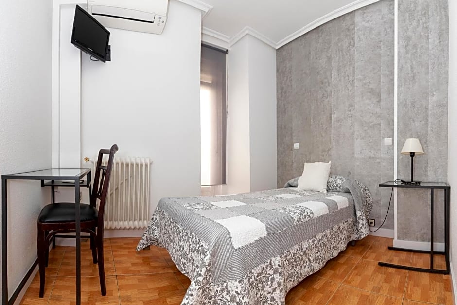 Photo 1 of 14 of Single Room