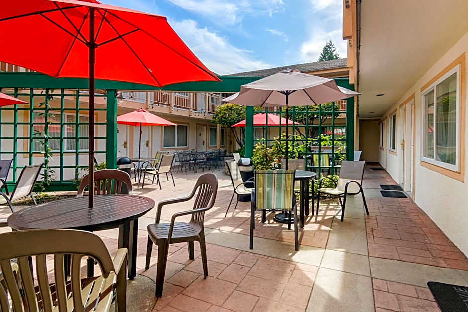 Econo Lodge Inn & Suites