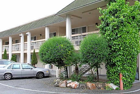 Caravelle Inn & Suites