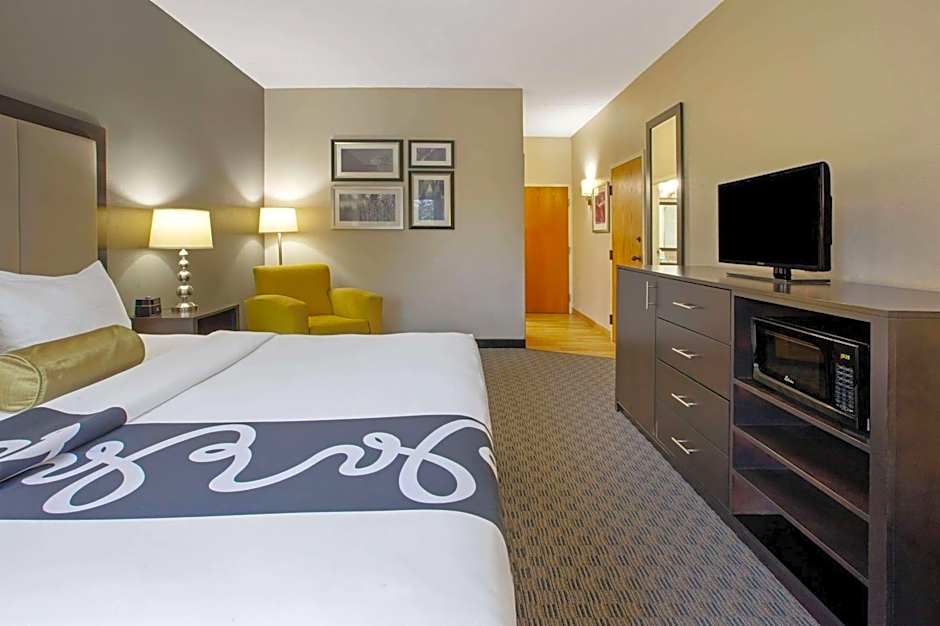 La Quinta Inn & Suites by Wyndham Detroit Metro Airport