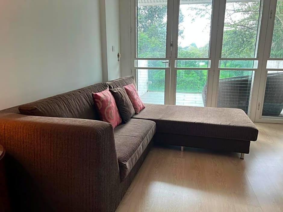 Spacious Garden Bungalow Escape
