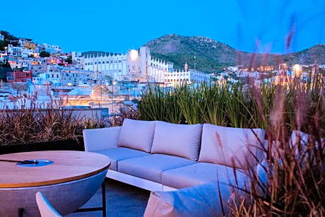 Antigua Trece Hotel Fusión