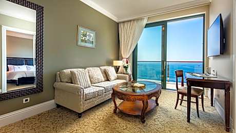 DELUXE KING SUITE WITH SEA VIEW & BALCONY