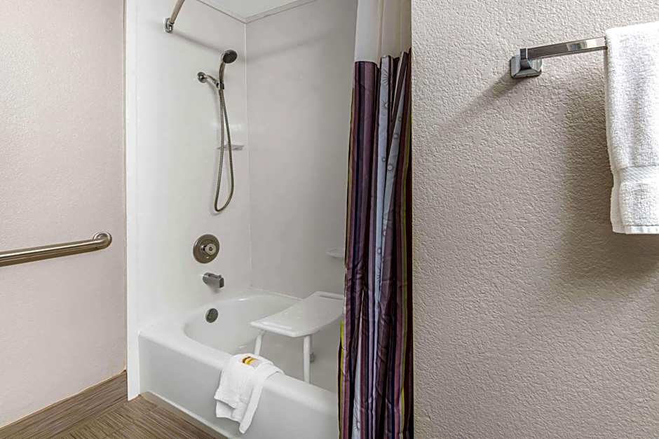 La Quinta Inn & Suites by Wyndham San Antonio Brooks City Base