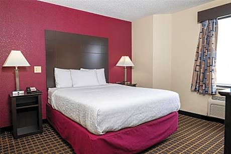 1 Queen Bed, Mobility Accessible Room, Bathtub w/ Grab Bars, Non-Smoking