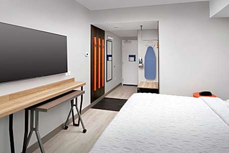 1 King Mobility Accessible W/Roll In Shower
