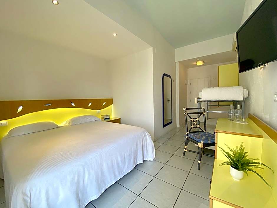 Luxor Cattolica Beach Hotel