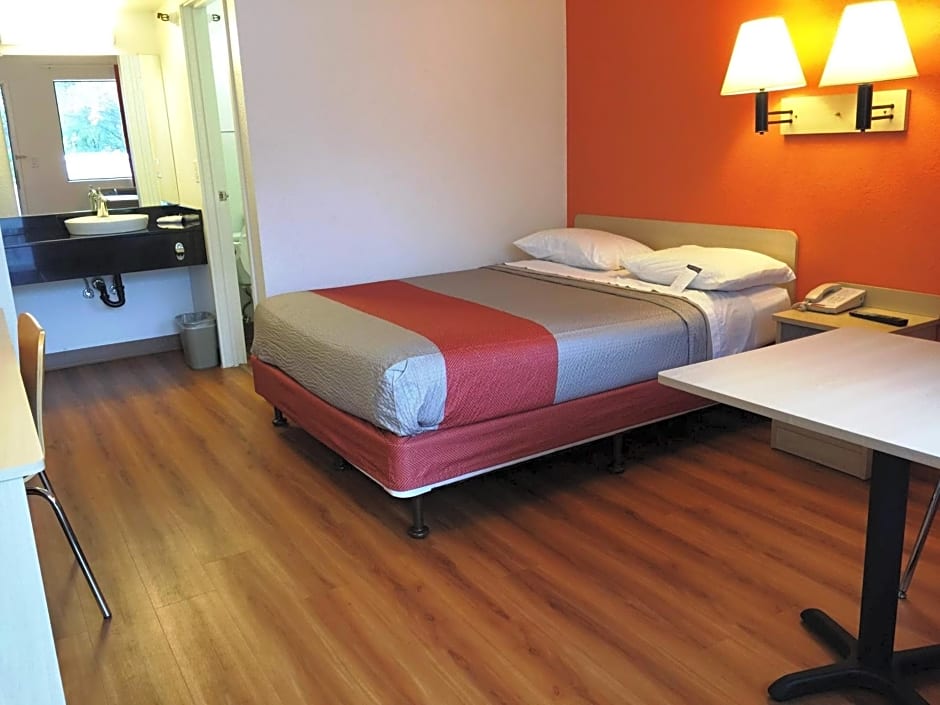 Motel 6-Roseville, MN - Minneapolis North