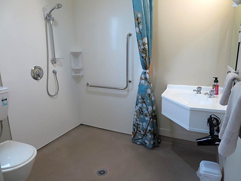 Commodore Court Motel