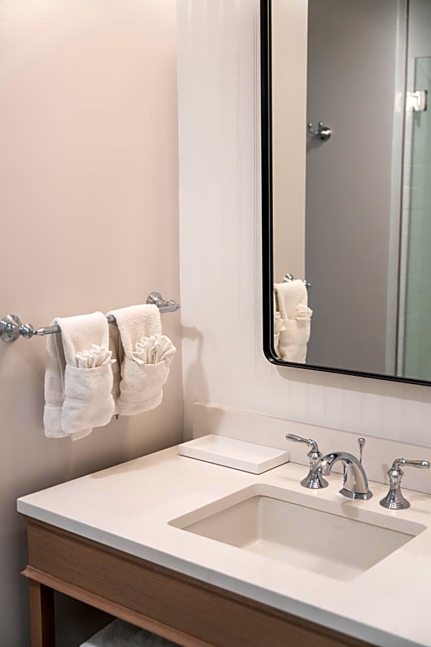 Newport Beach Hotel And Suites