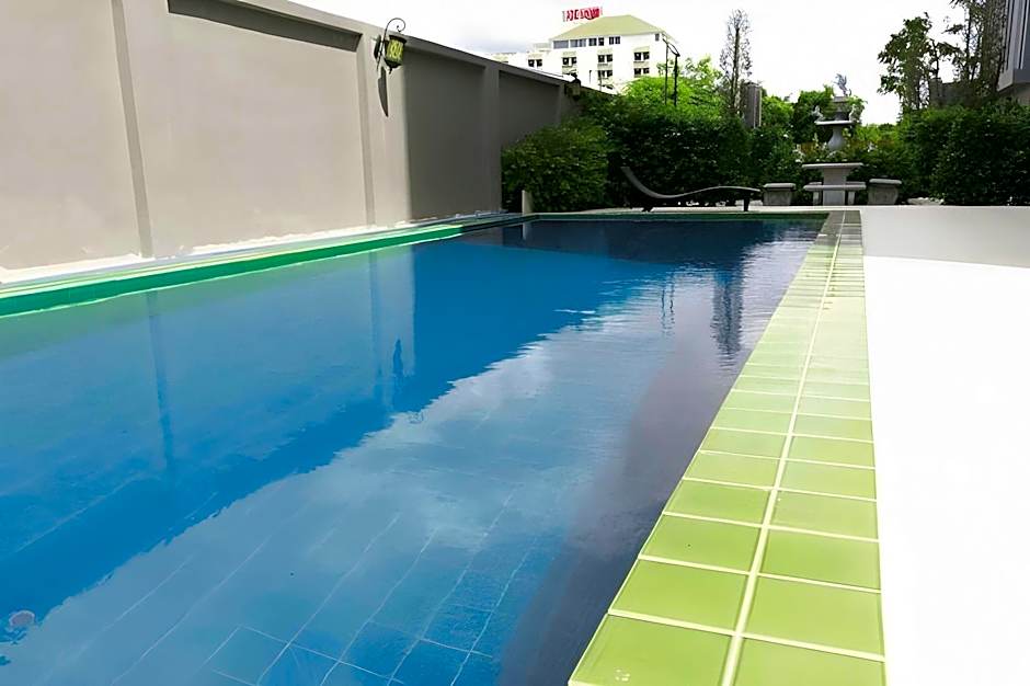RQ Bangkok Sukhumvit 107 by Collection O
