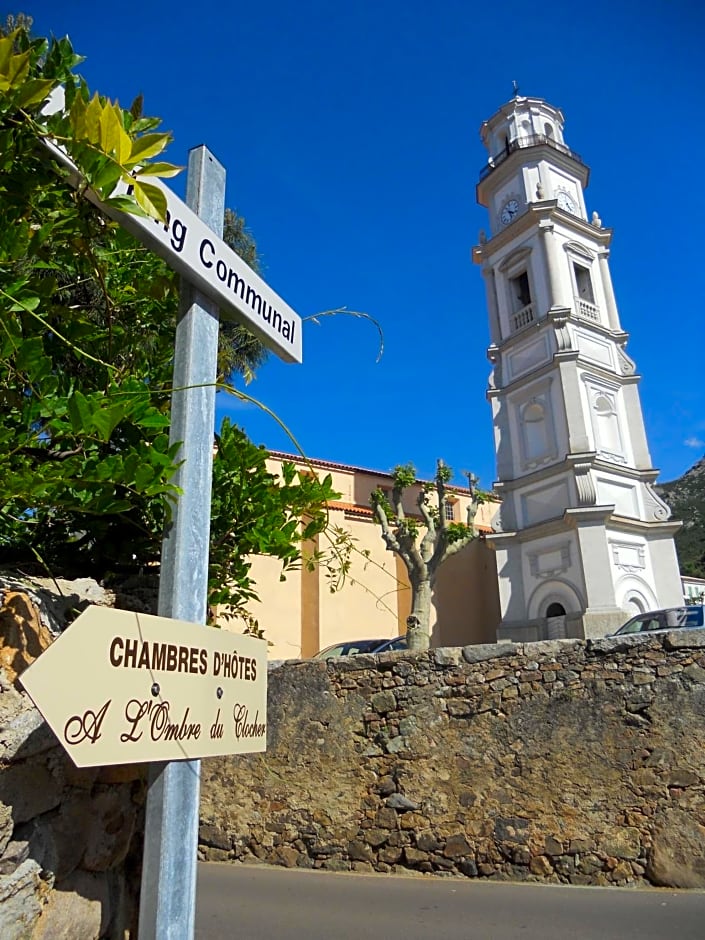 A l'ombre du clocher