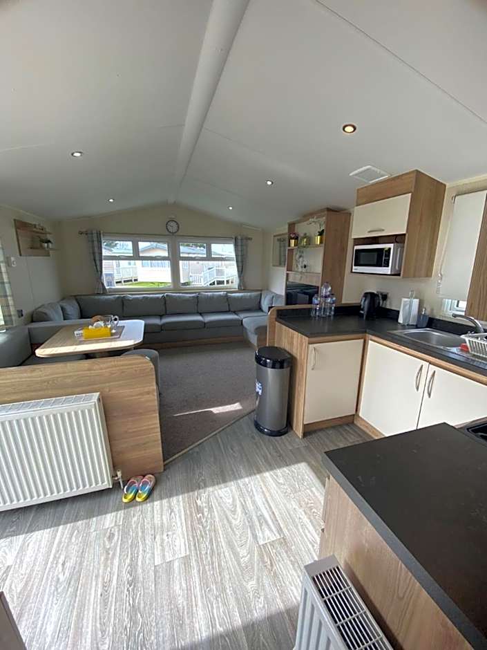 8 Bed Sun Decked Caravan Unlimited High speed Wifi and fun at Seawick Holiday Park