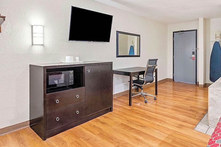 Econo Lodge Akron Copley Northwest