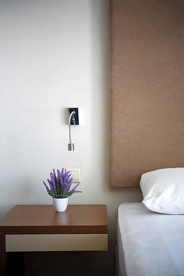 Oktober Downtown Rooms