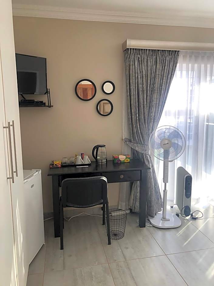 8 on Acacia Guesthouse