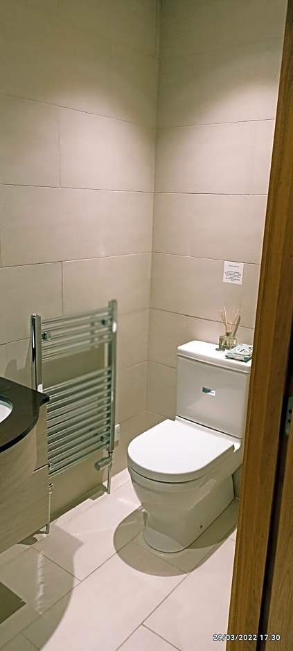 Outlander Boutique B&B King