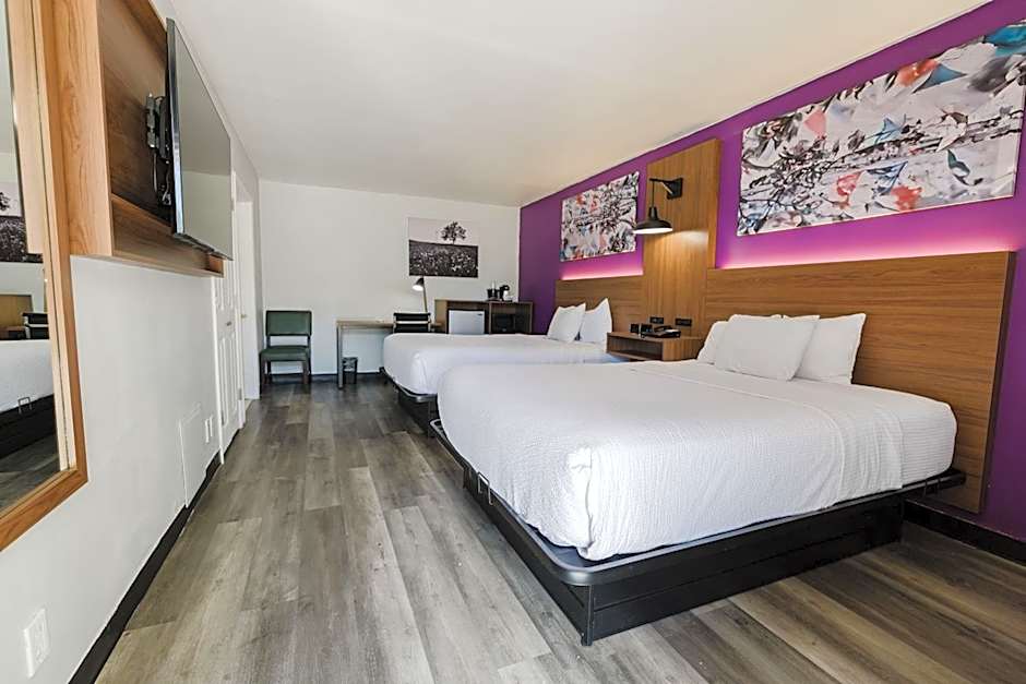 La Quinta Inn & Suites by Wyndham Mid-City