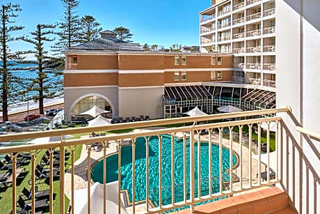 Two Queen Pool View Balcony