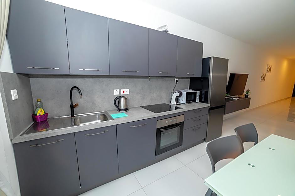 Spacious 2BR Apartment with Terrace - by HostMT