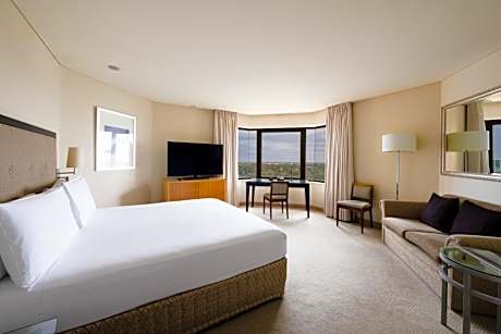 Classic King Room with Panoramic River View - Club Lounge Access