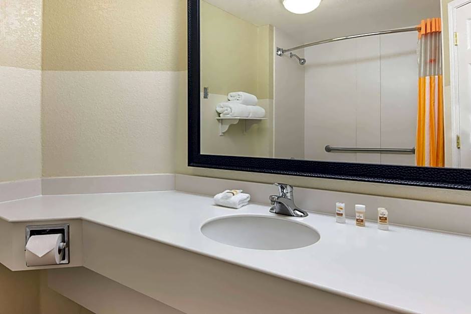 La Quinta Inn & Suites by Wyndham Greenville Haywood