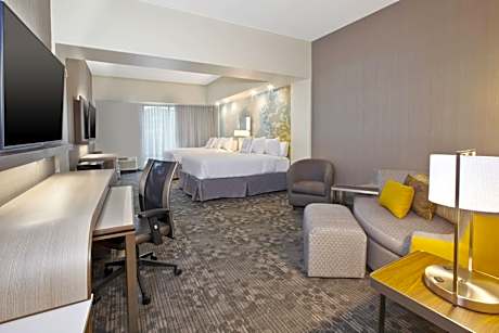 Larger Guest room, 2 Queen, Sofa bed