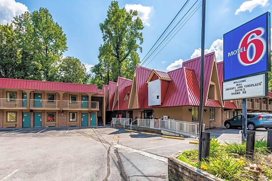 Motel 6 Gatlinburg, TN - Smoky Mountains