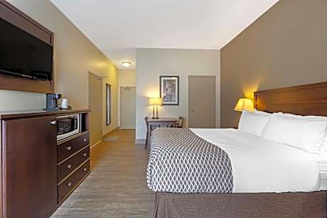 Suite with Three Queen Beds - Non-Smoking