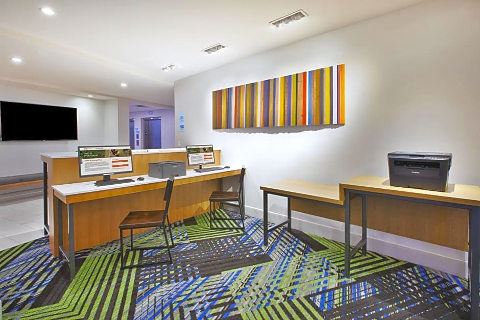 Holiday Inn Express & Suites Grand Rapids - Airport North By IHG