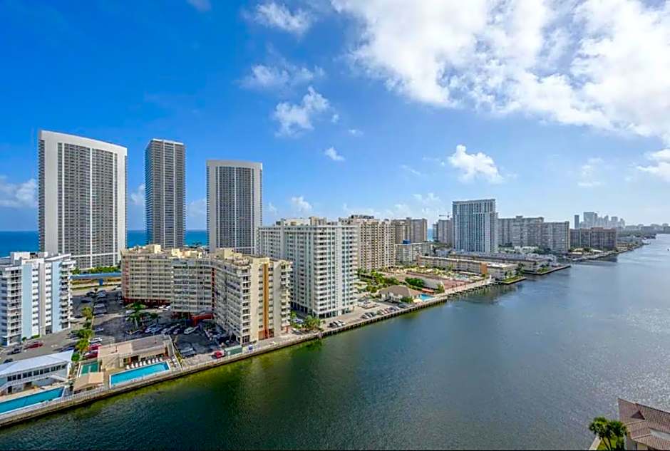 Stunning Penthouse Suite Waterfront 2BD 2BA