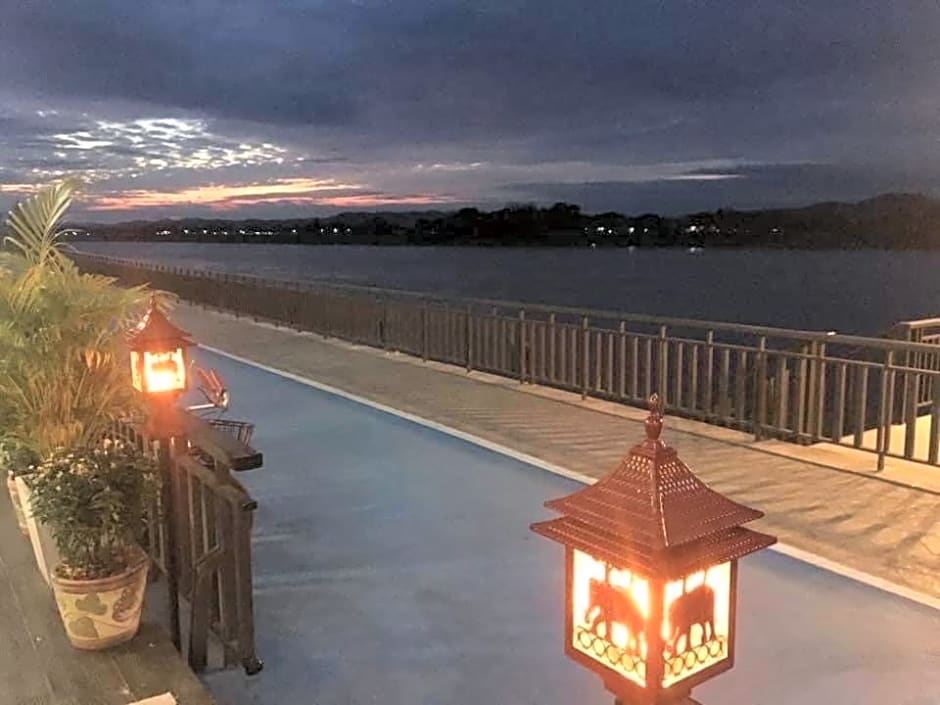 Riverside Chiangkhan
