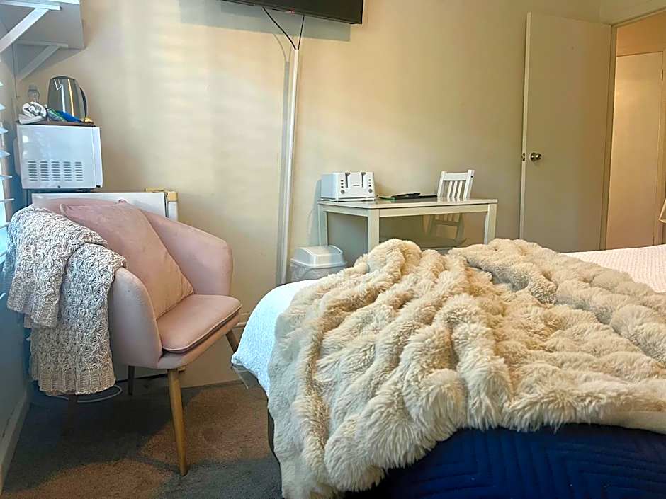 Hotel Style Monterey Guest Studio near Hospitals, Beach and Airport