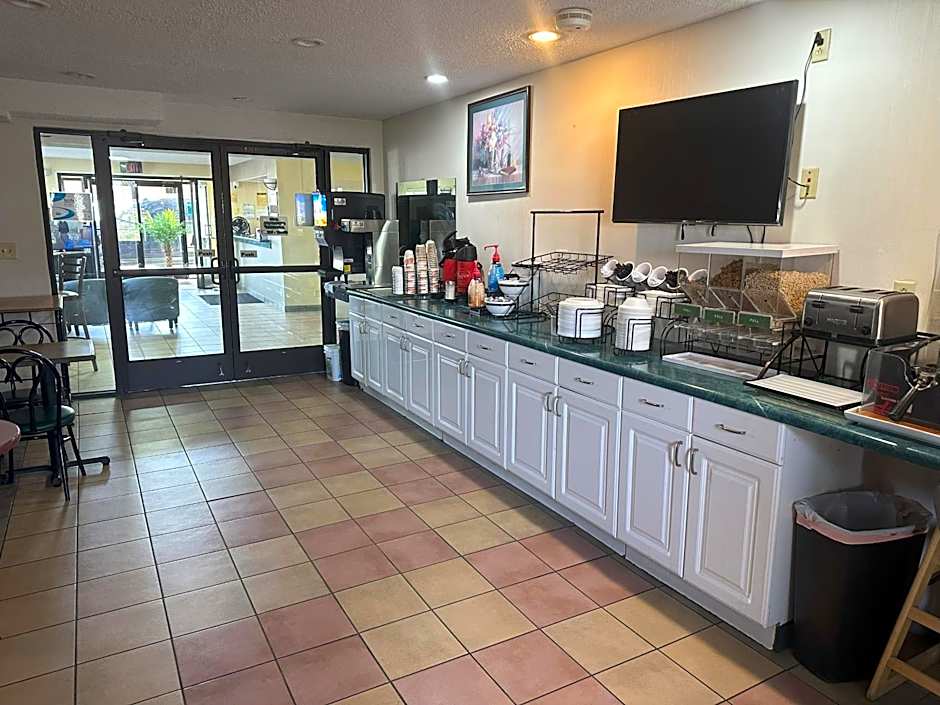 Econo Lodge Inn & Suites Southeast