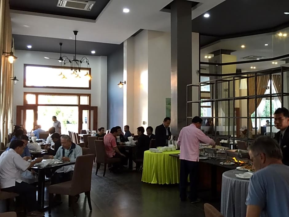 Yeak Loam Hotel