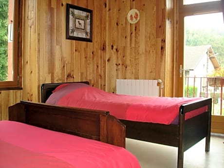 Basic Triple Room with Shared Bathroom