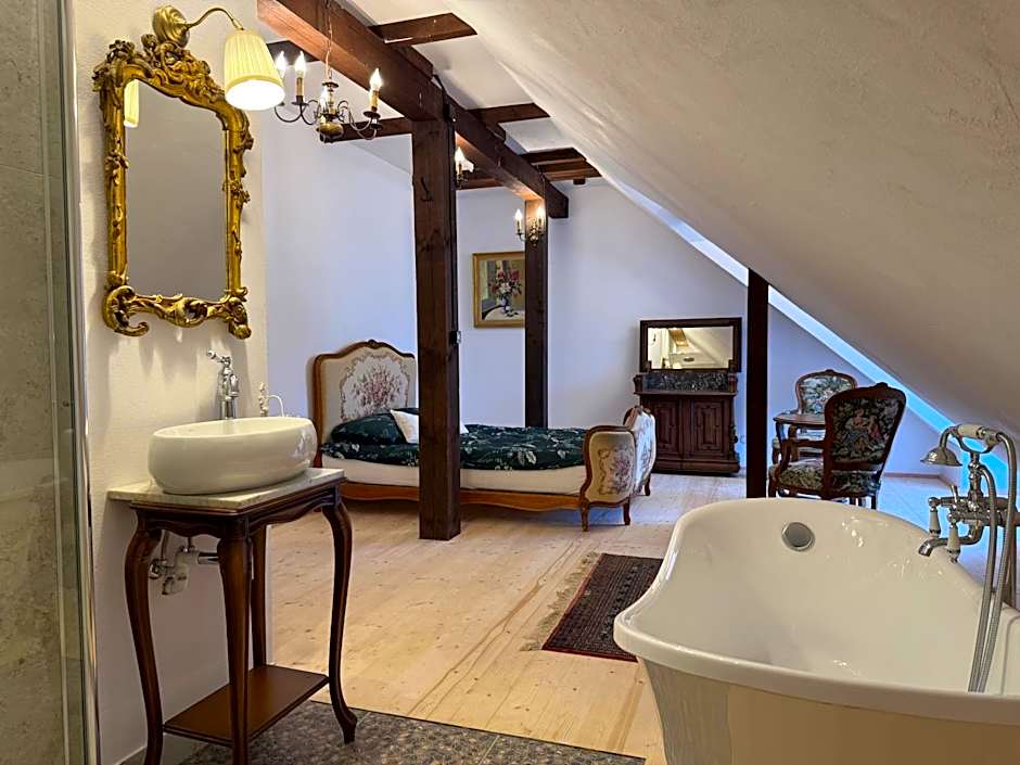 Apartament w Zabytkowej Stajni nad Jeziorem z Dostepem do Parku i Sasiedztwem XIX wiecznego Dworku Modrzewiowego