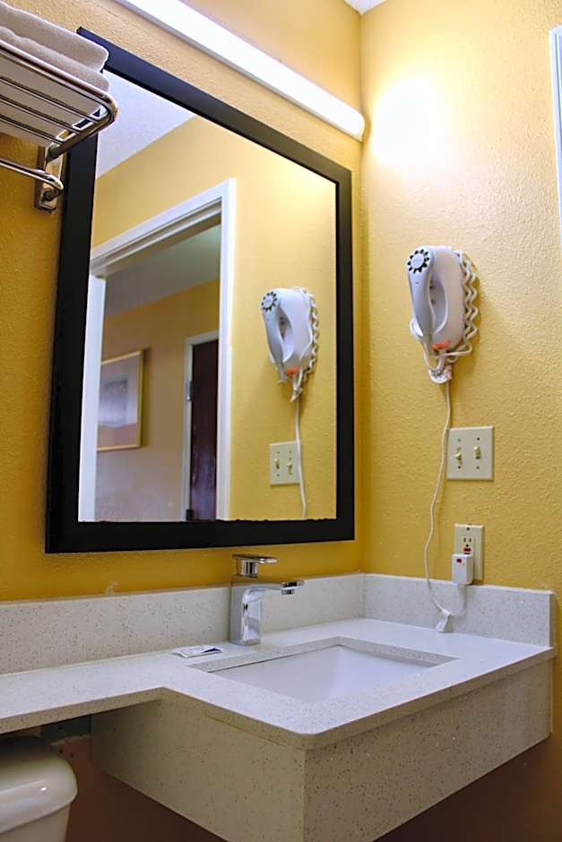 HomeTown Inn & Suites